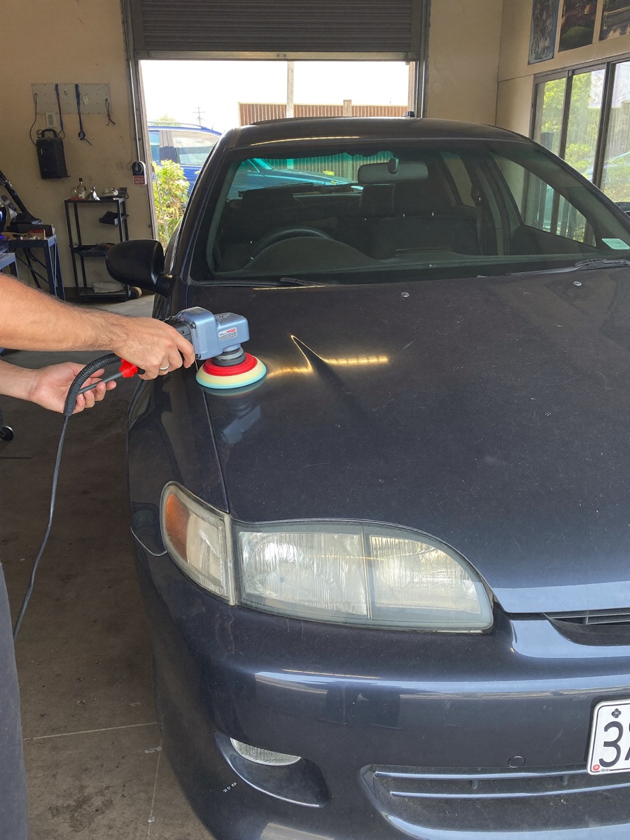 Pulido de la carrocería de un coche en un taller de detailing